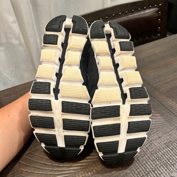 On cloud women running shoes black/ white size 10 - Picture 9 of 10